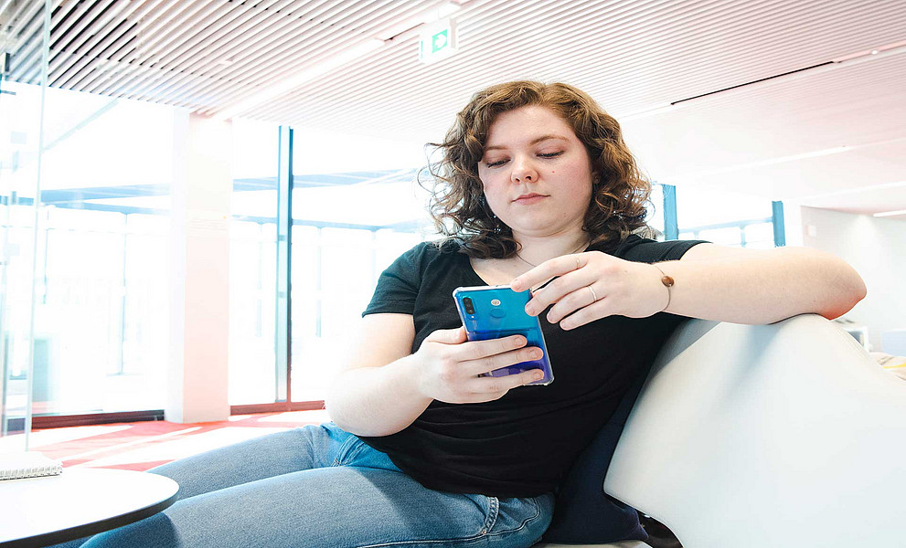 Studentin mit Smartphone