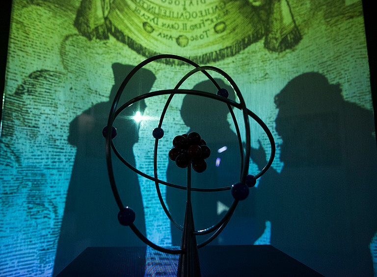 Schattenfiguren im astronomischen Teil der Ausstellung im UniGraz@Museum