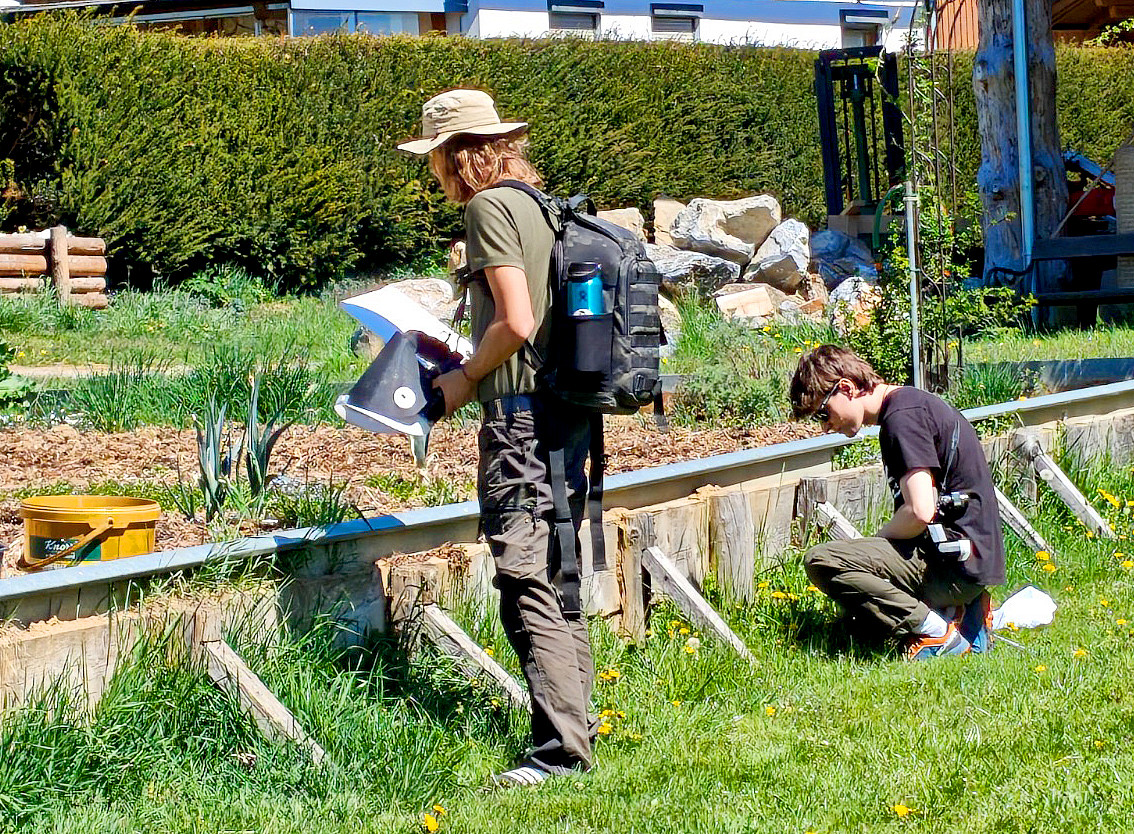Studierende im Feld auf der Suche nach neuen Arten ©Ursula Won