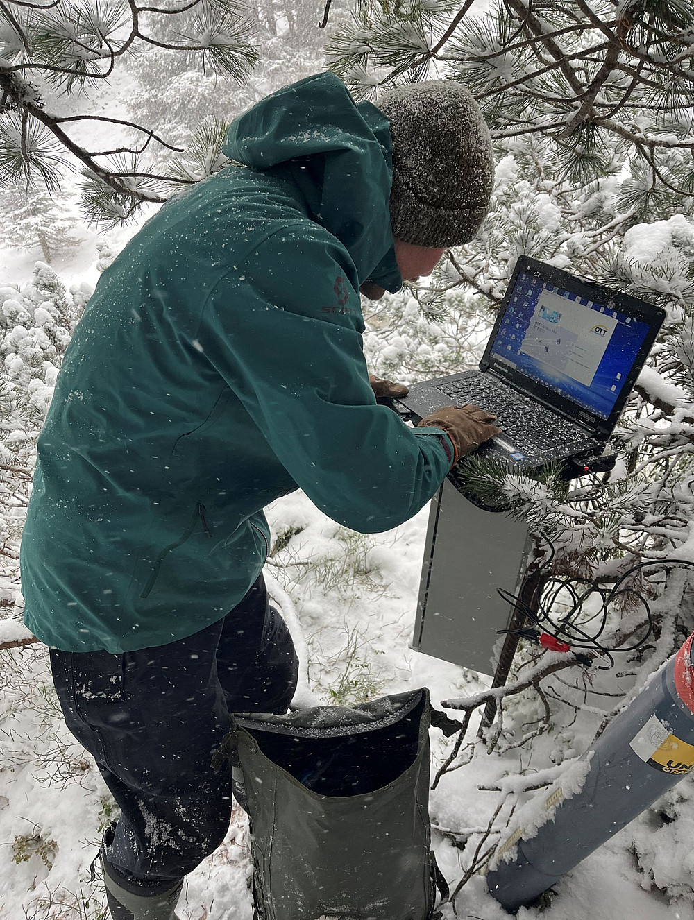 Ein Professor misst etwas an einem Computer im Gebirge ©Uni Graz/Thomas Wagner