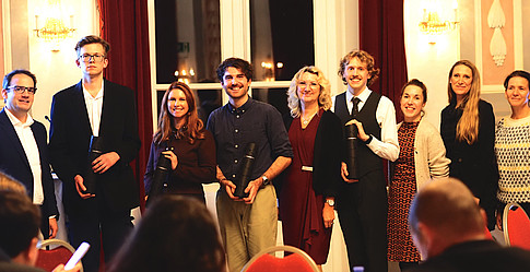 Preisträger:innen mit Betreuer:innen und Jury 