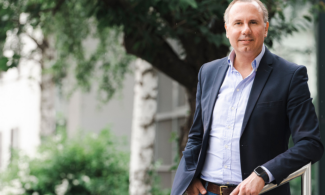 Porträt von Oliver Ruppel am Campus der Uni Graz