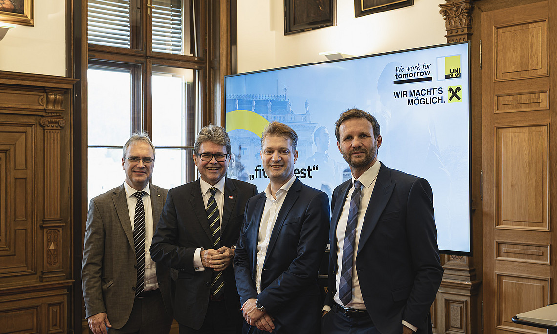 Auf dem Bild zu sehen: v.l.n.r. Rektor Riedler; Minister Polaschek; Dekan Schneider; Mag. Roland Roitner (RLB-Steiermark)