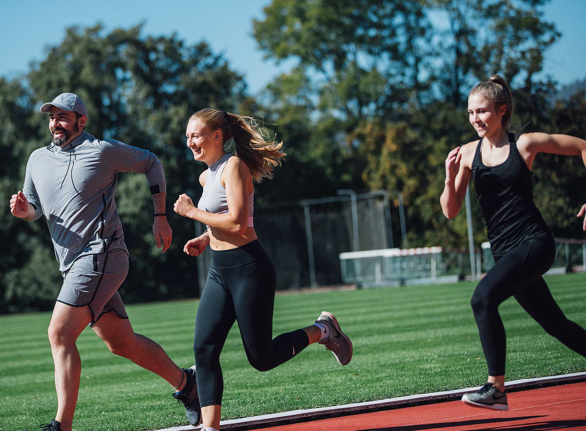 drei Läufer:innen auf der Laufbahn ©Uni Graz/Kanizaj