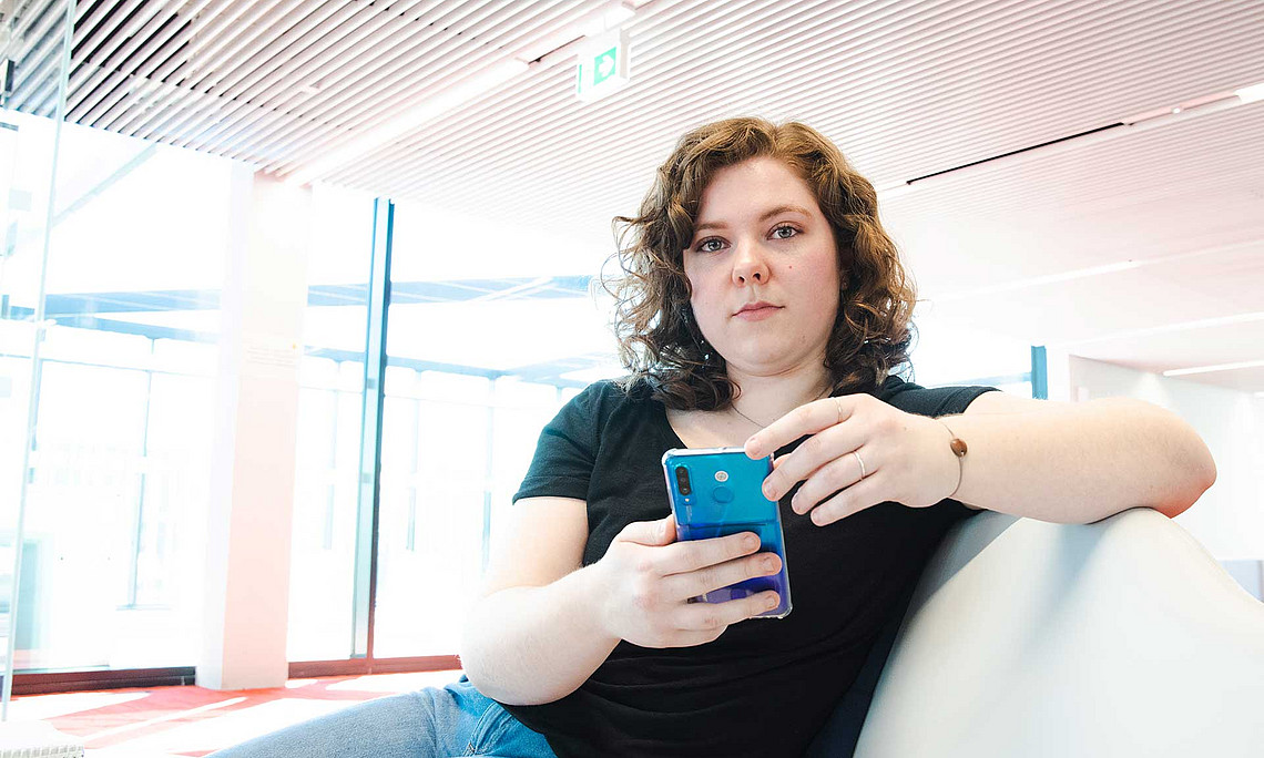 Studentin mit Handy
