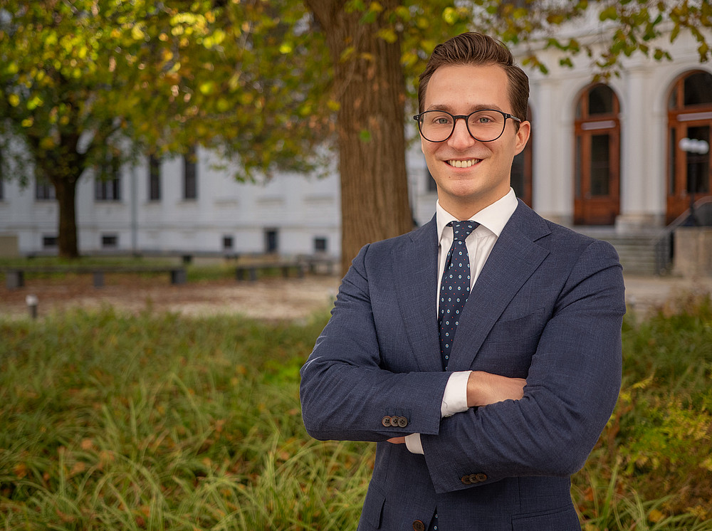 Julian Frei steht auf dem Universitätsgelände ©Uni Graz/Radlinger