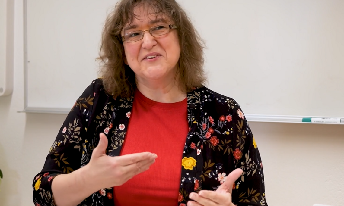 Screenshot vom Video mit Monika Stromberger