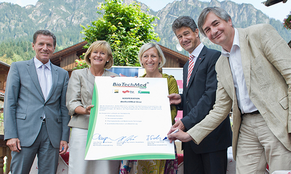 Haben die Forschungskooperation „BioTechMed“ besiegelt: Minister Töchterle, Uni Graz-Rektorin Neuper, Landesrätin Edlinger-Ploder, TU-Rektor Kainz und Med-Rektor Smolle (v.l.) Alle Foto: BioTechMed-Graz/APA-Fotoservice/Pichler.