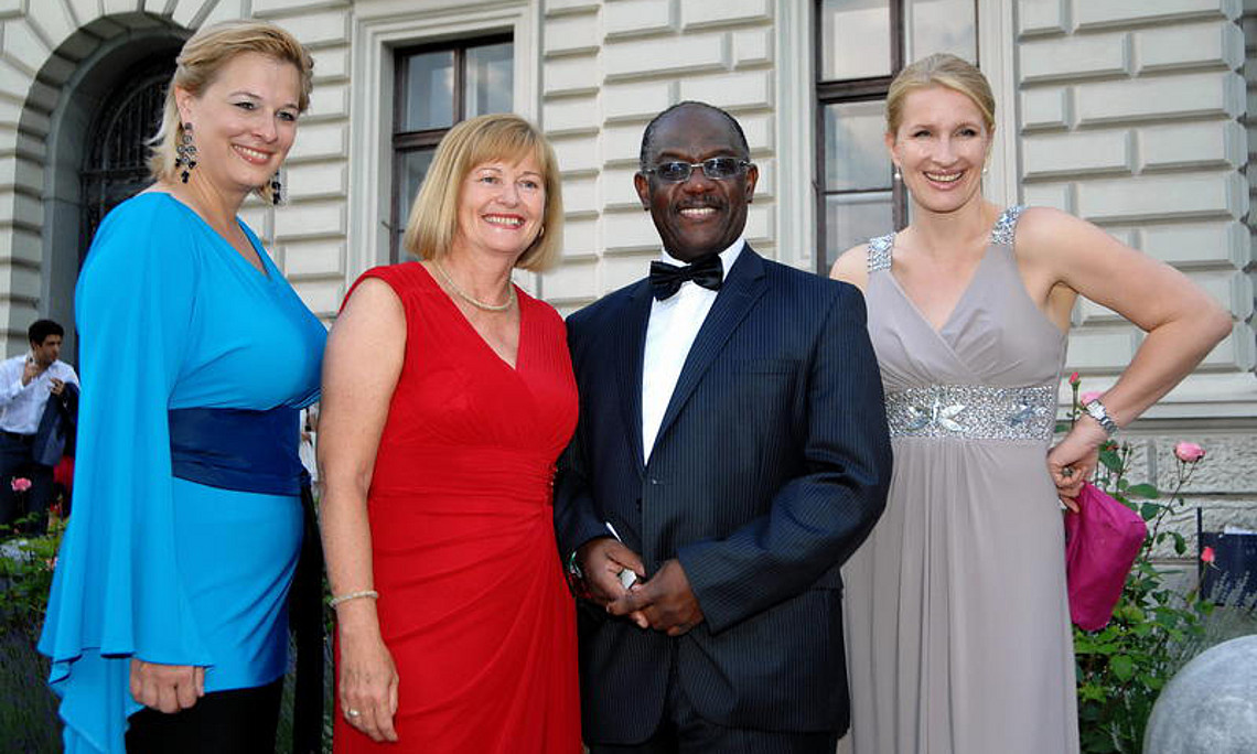 Afro-Asiatisches Instituts-Leiterin Claudia Unger und Rektorin Christa Neuper begrüßten Peter Bossman und Claudia Stöckl als Ehrengäste (v. l.)