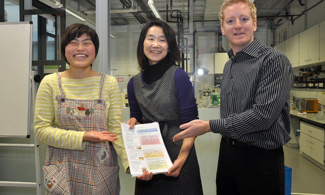 Fritz Treiber vom Offenen Labor (r.) begrüßte Mihoko Tominaga von der Universität Nagasaki (Mitte) gemeinsam mit einer Kursteilnehmerin.