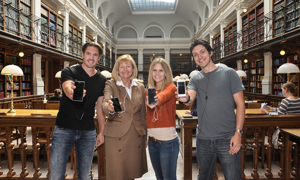Die Uni am Ohr: Rektorin Neuper präsentiert mit Studierenden die neue Campus-App. Foto: Uni Graz/Tzivanopoulos.