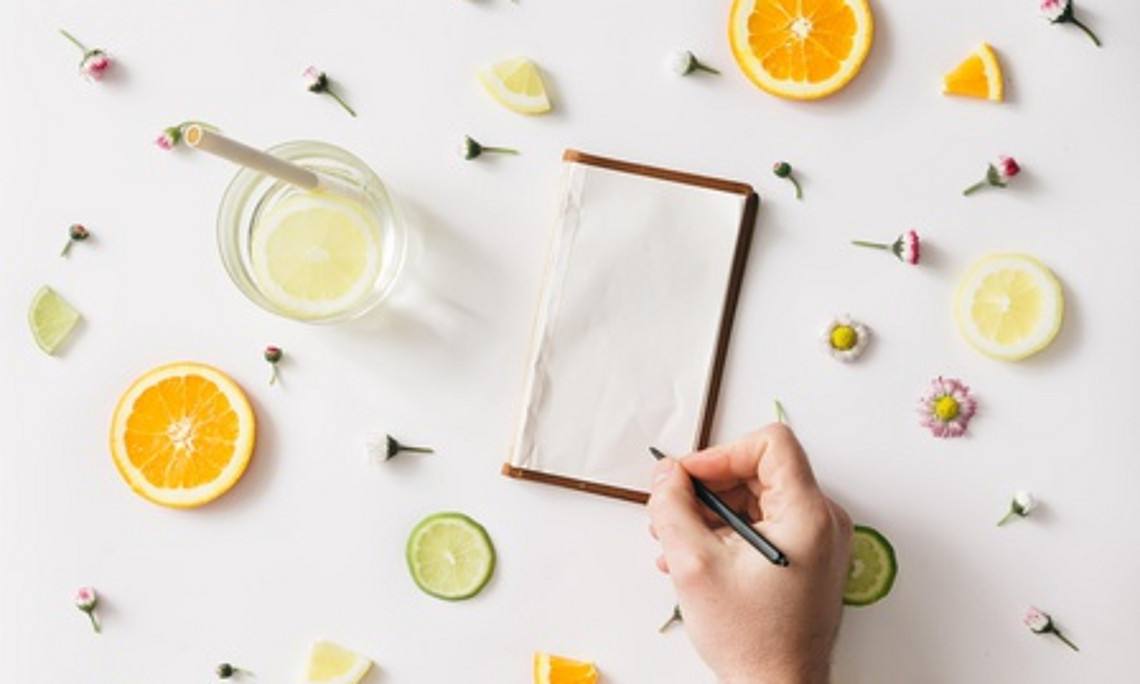 Limonade, Orangen, Zitronen und ein Notizbuch