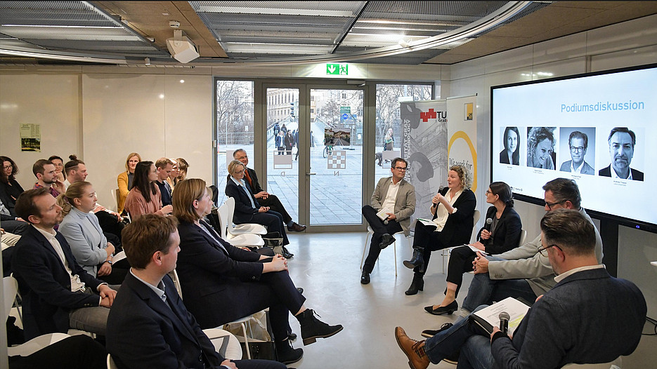 Panel discussion at the opening event ©Flachhuber, STDB