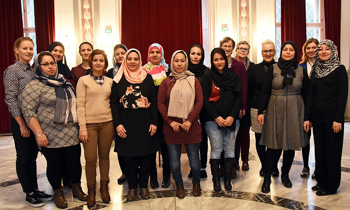 Abschlussveranstaltung des Schwimmkurses mit Mehrwert: die Teilnehmerinnen mit ihren beiden Lehrerinnen Anna Doppelhofer (l.) und Nadine Zechner, Astrid Kozmuth, Renate Dworczak und Sylvia Tit (hinten v. r.). Foto: Uni Graz/Leljak
