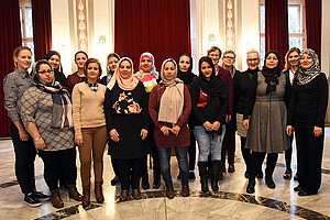 Abschlussveranstaltung des Schwimmkurses mit Mehrwert: die Teilnehmerinnen mit ihren beiden Lehrerinnen Anna Doppelhofer (l.) und Nadine Zechner, Astrid Kozmuth, Renate Dworczak und Sylvia Tit (hinten v. r.). Foto: Uni Graz/Leljak