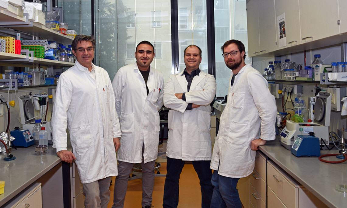 Neuer Ansatz im Kampf gegen Cholera: Joachim Reidl, Fatih Cakar, Stefan Schild und Franz G. Zingl erforschen ausgeschaltete Gene. Foto: Uni Graz/Eklaude