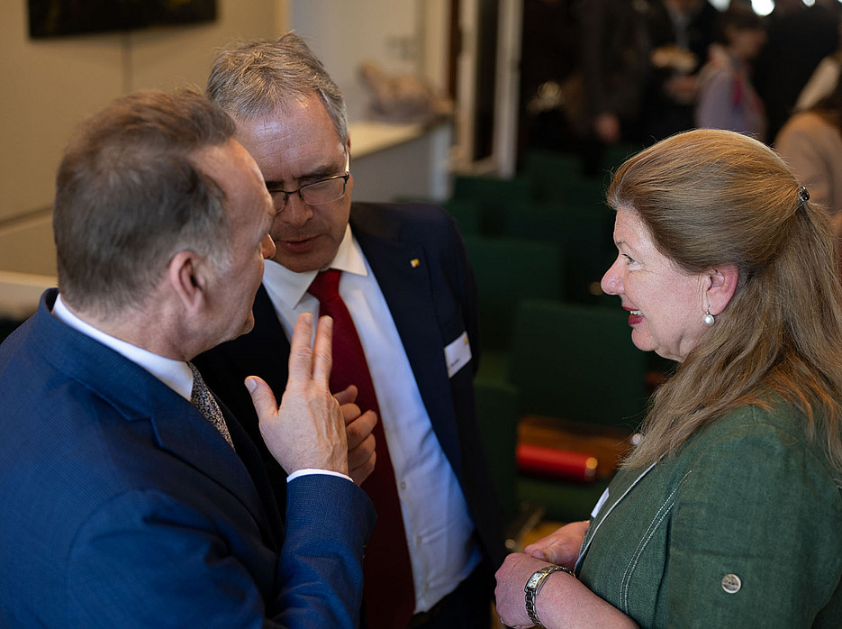 Networking am Buffet ©© Simon Blackley 2026