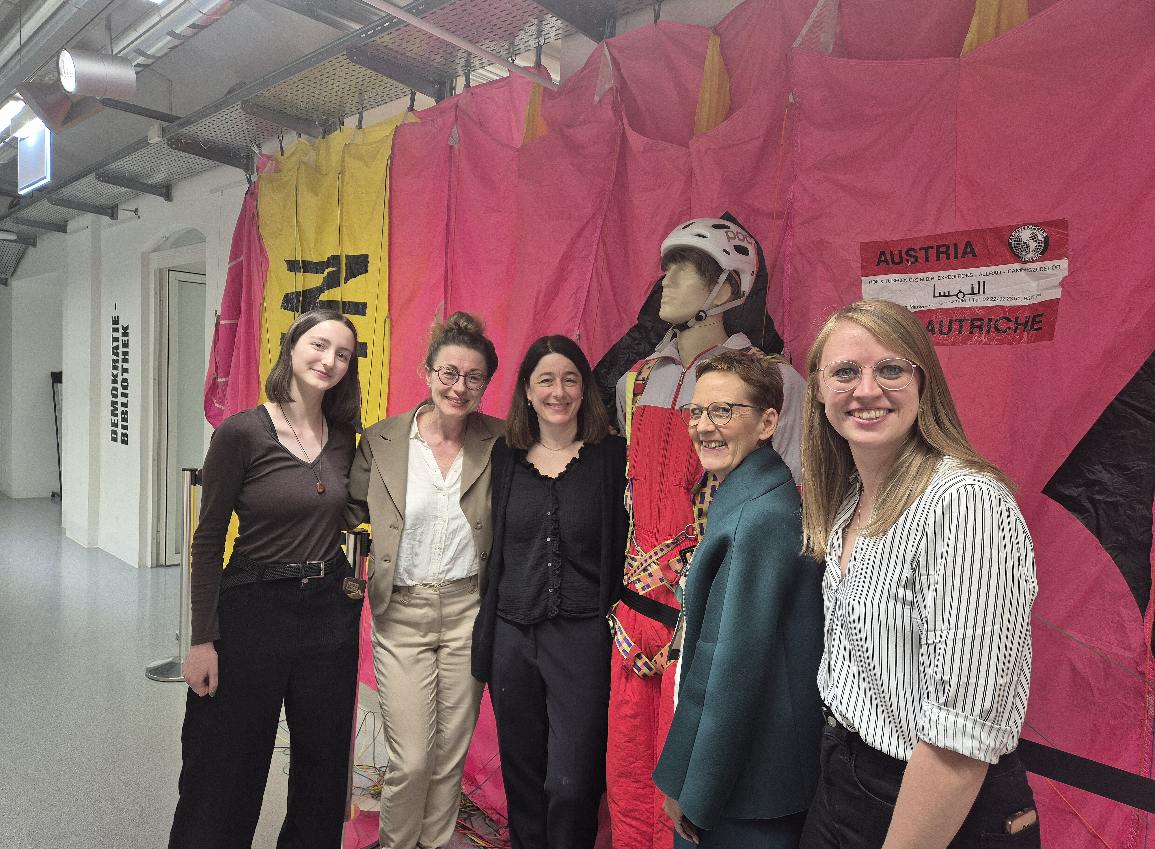 Universitätsmuseen - fünf Frauen stehen vor einem gelb-pinken Paragleitschirm ©Elisabeth Holler