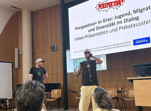 ein Rapper, der auf einer Bühne steht und ein Lied vorträgt ©Uni Graz/Smajic