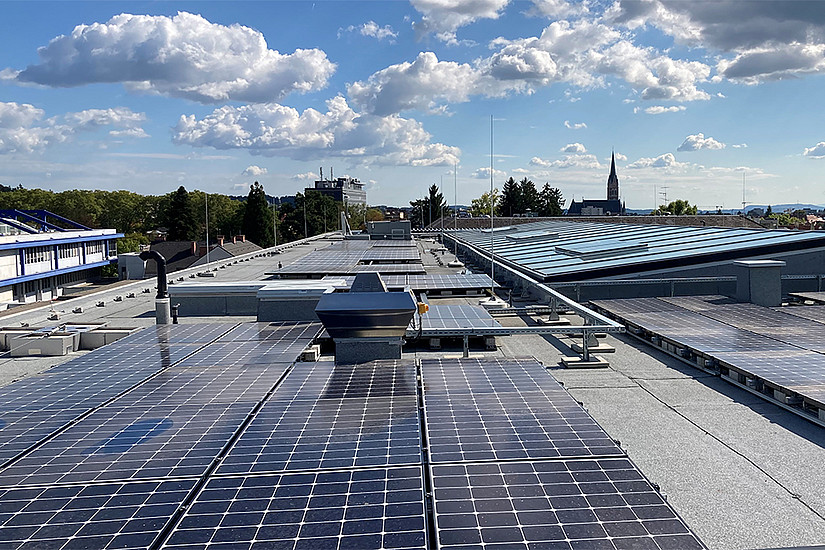 Sonnenkraft: Die 630 Quadratmeter große Photovoltaik-Anlage am Dach des Gebäudes liefert Energie fürs Universitäts-Stromnetz; sie produziert rund 180.000 Kilowattstunden Strom pro Jahr. Das entspricht dem jährlichen Energieverbrauch von etwa 60 Einfamilienhäusern. Foto: Uni Graz/Schweiger 
