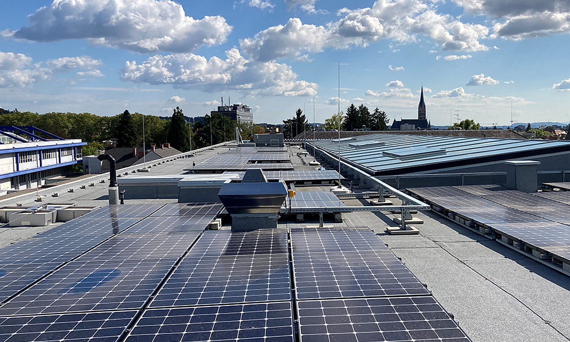Solar power: The 630-square-metre photovoltaic system on the roof of the building supplies energy for the university power grid; it produces around 180,000 kilowatt hours of electricity per year. That corresponds to the annual energy consumption of about 60 single-family homes. Photo: Uni Graz/Schweiger 