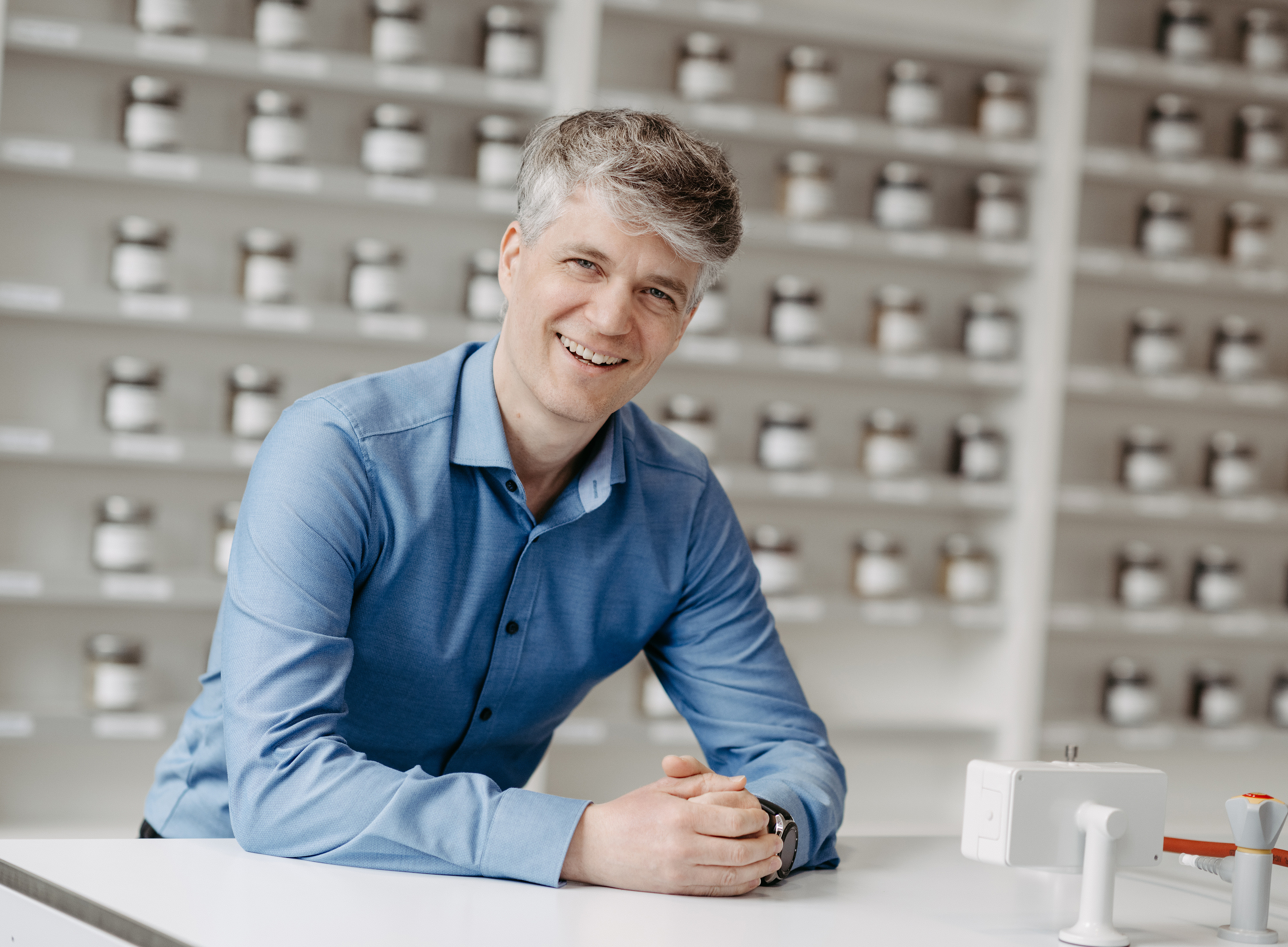 Ein Mann sitzt in einem Labor ©MICHAELA BEGSTEIGER