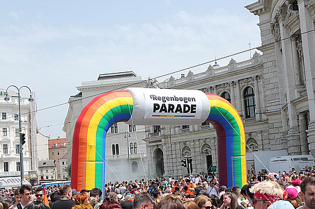 Regenbogenparade, Vienna 2019 ©John Samuel, CC BY-SA 4.0, https://commons.wikimedia.org/wiki/File:Regenbogen_Parade,_Vienna_2019.jpg