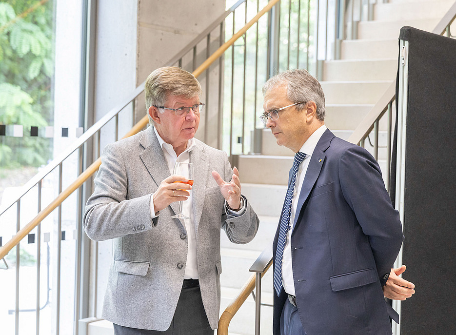 Zwei Männer unterhalten sich miteinander ©Foto Fischer