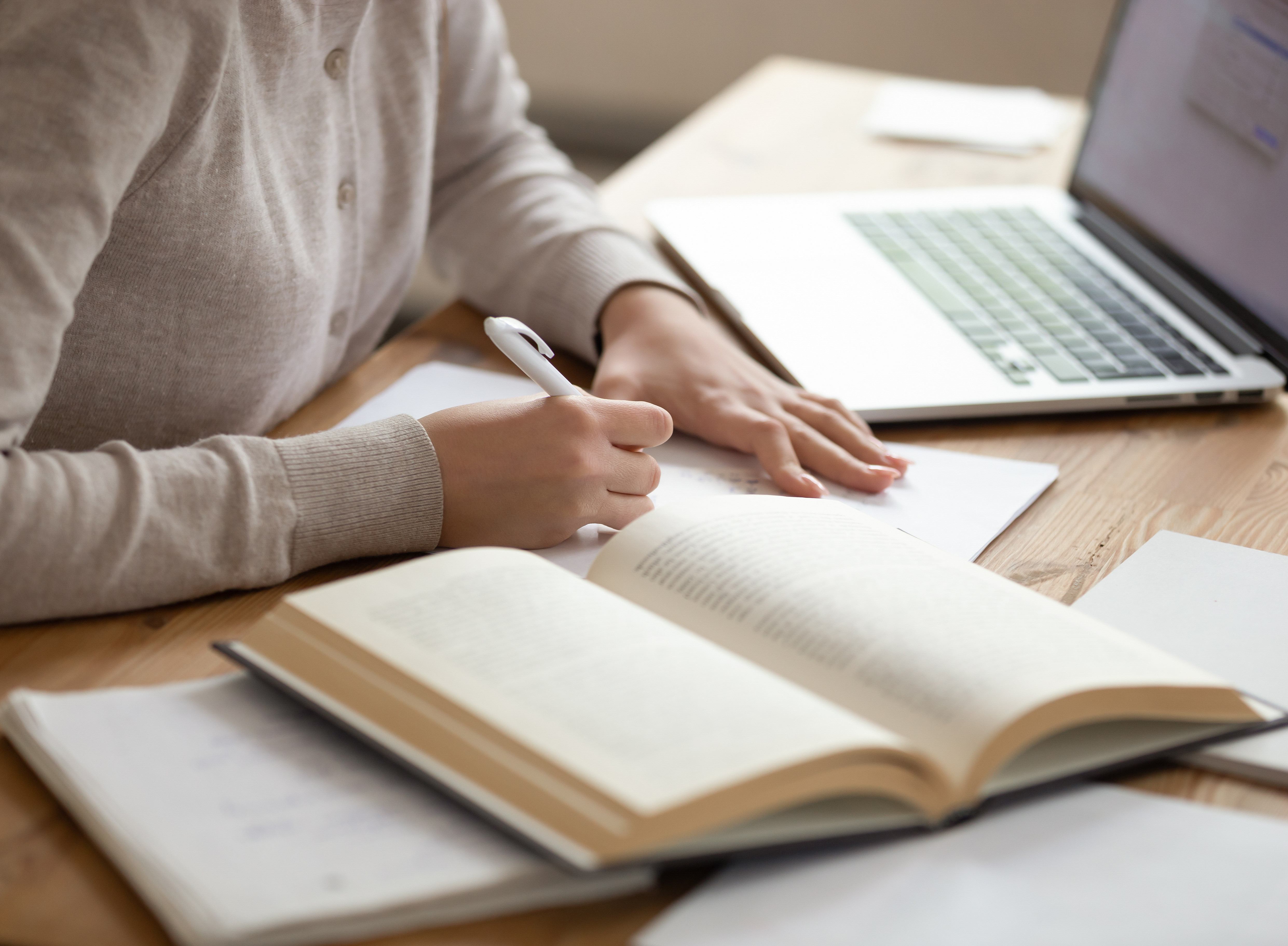 Studierende_r mit Büchern beim Lernen ©306135869 fizkes - stock.adobe.com