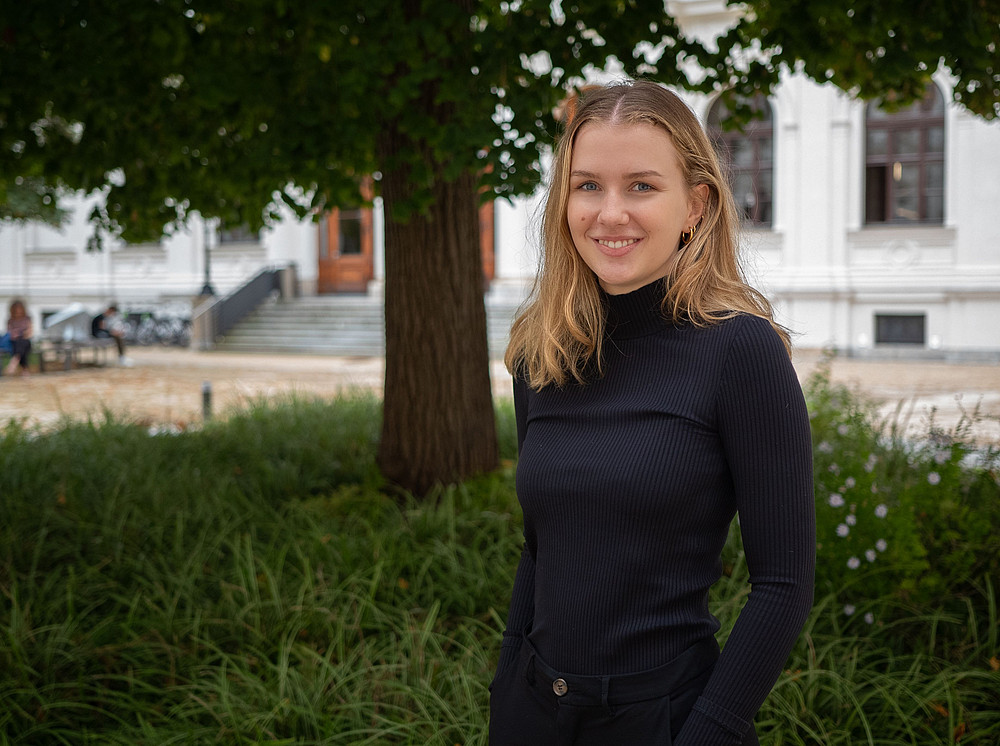 Gila Koch steht im Innenhof der Universität ©Uni Graz/Radlinger