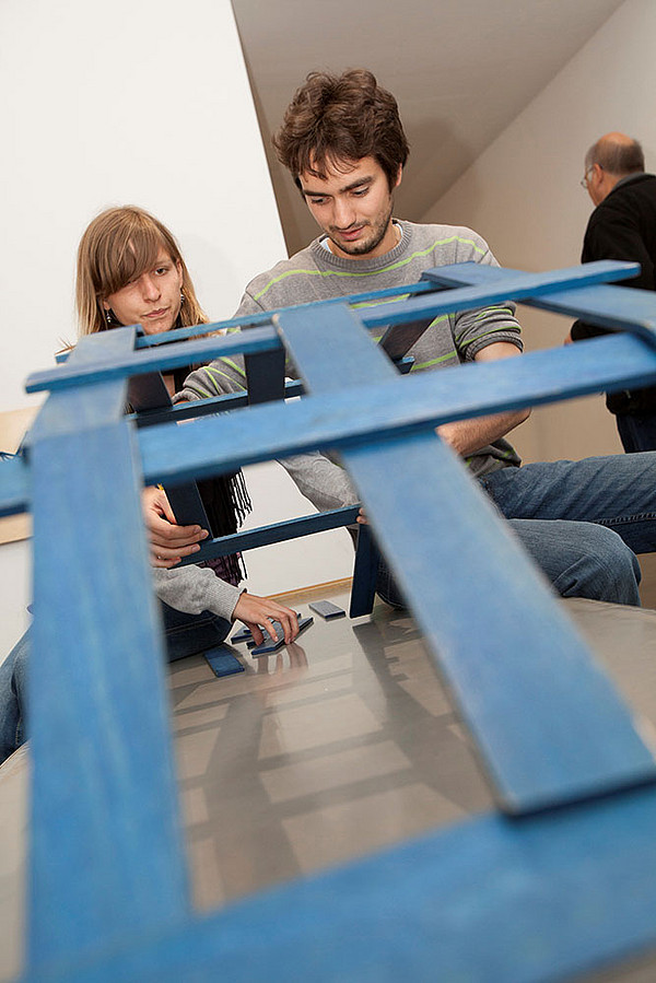 Berechnend Brücken bauen - nach dem Vorbild von Leonardo da Vinci: Experimente stehen im Zentrum der Schau. Foto: Mathematikum Gießen 