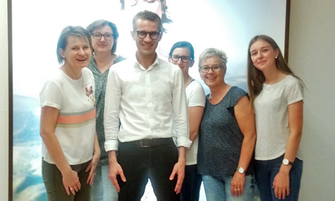 Heiß begehrt: Haitham Al-Sabha mitten im Team der Steinbock-Apotheke in Kaprun. Foto: KK