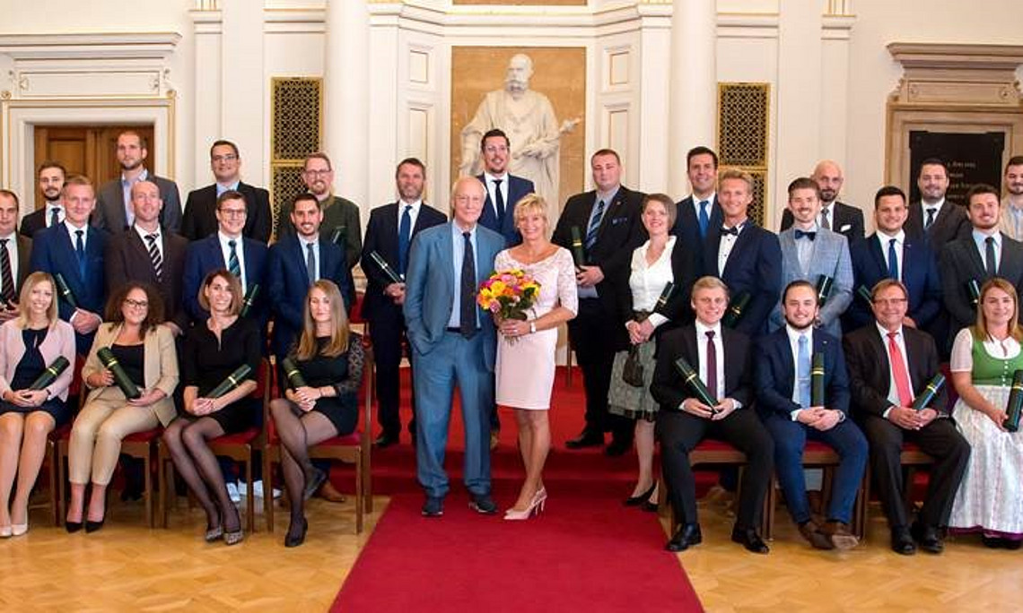 Feierlicher Abschluss: die AbsolventInnen des Lehrgangs für Versicherungswirtschaft mit dem Leitungsteam Attila Fenyves und Traude Gsellmann (Mitte). Foto: www.foto-meister.at
