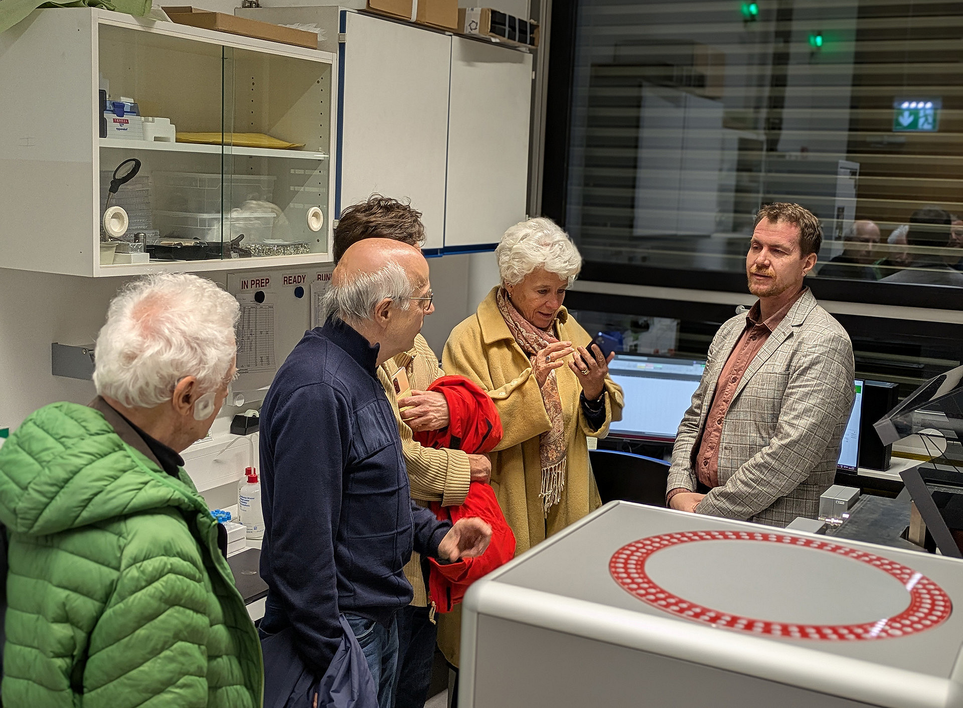 5 Personen stehen in einem Labor ©Uni Graz/Thomas Schweitzer