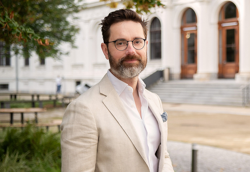 Assoz.Prof. Lorin-Johannes Wagner im Innenhof der Uni Graz ©Uni Graz/Radlinger