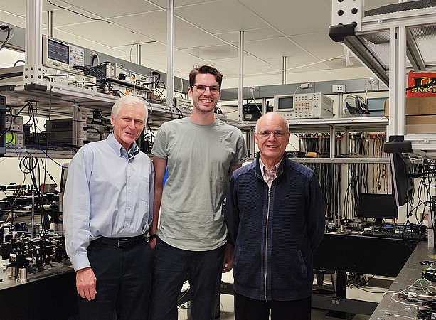 v.l.n.r. Prof. Olav Solgaard, Marko Šimić, und Prof. David A B Miller ©Uni Graz / Simic