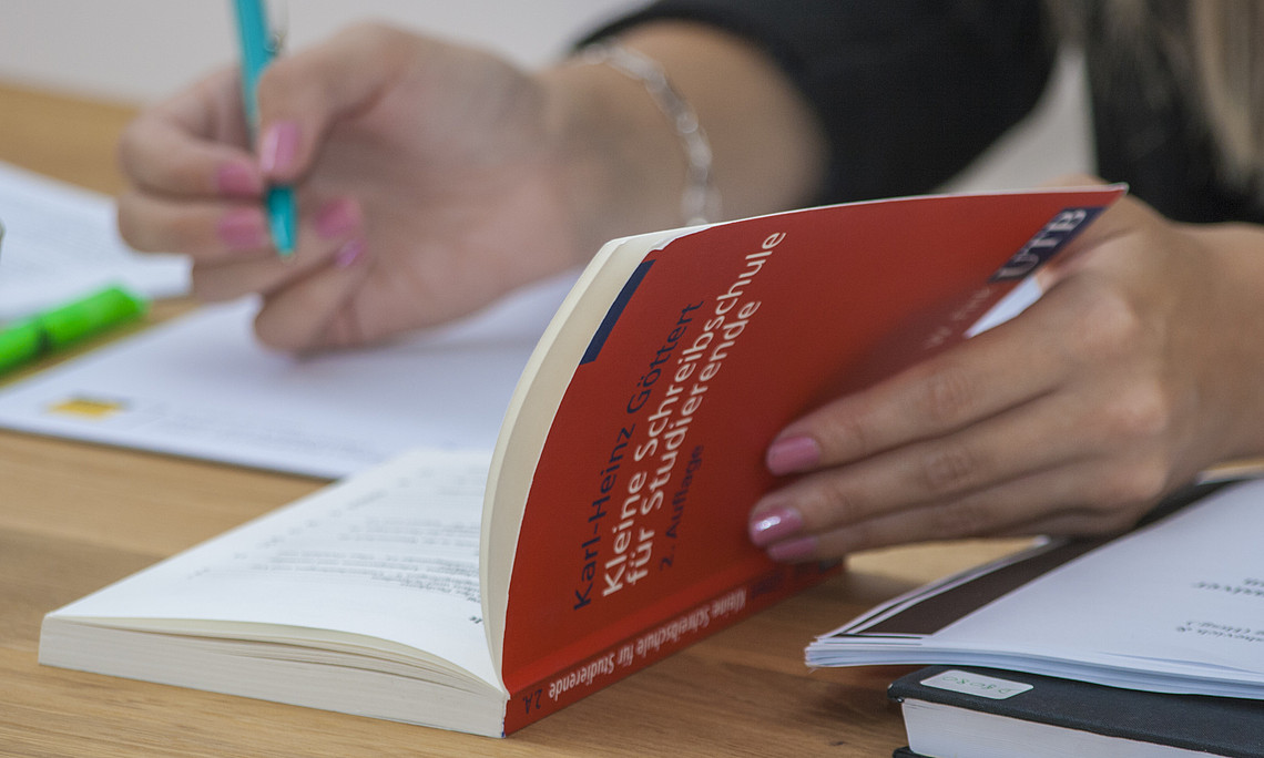 geöffnetes Buch zum Wissenschaftlichen Schreiben