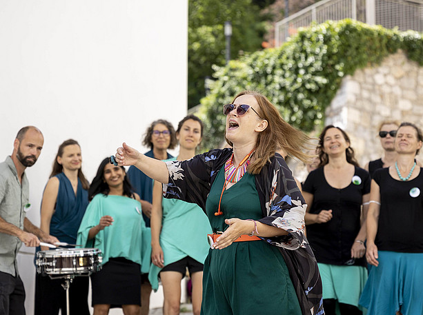 UniVibes, das Fest der Uni Graz 2025, SoSamma Chor ©NikolaMilatovic SoSamma, at least 9 people making music and singing ©NikolaMilatovic