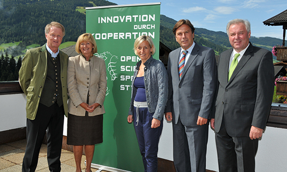 Ziehen auch bei innoregio styria an einem Strang: Jochen Pildner-Steinburg (IV-Steiermark), Rektorin Christa Neuper, Landesrätin Kristina Edlinger-Ploder, Landeshauptmann Franz Voves und LH-Vize Hermann Schützenhöfer in Alpbach. Foto: Prantl.