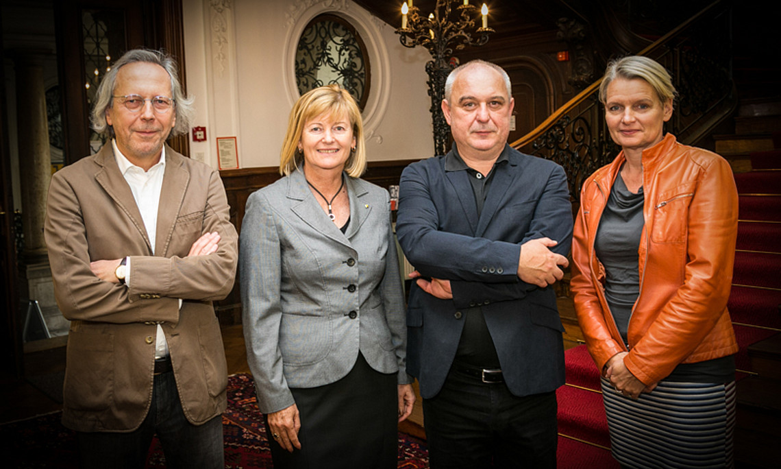 Gerhard Melzer, Leiter Literaturhaus Graz, Christa Neuper, Rektorin der Karl-Franzens-Universität Graz, Klaus Kastberger, designierter Leiter des Literaturhaus Graz, Kultur-Stadträtin Lisa Rücker (v.l.) Foto: Uni Graz/Frankl