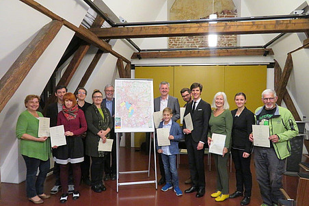 Teilnehmer:innen vor Flipchart mit Stadtplan ©Denkzeitraum