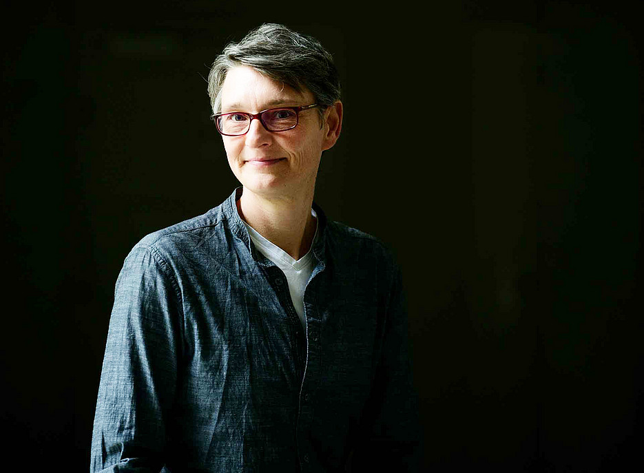 Ein Frau blickt vor dunklem Hintergrund in die Kamera ©Uni Graz/Tzivanopoulos