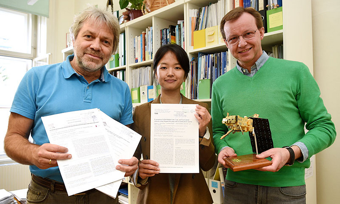 Sungmin O (Mitte), erfolgreiche Dissertantin des DK Klimawandel, Ulrich Foelsche (l.), Koordinator der NASA-Kooperation, und Gottfried Kirchengast, Projektleiter des WegenerNet. Foto: Uni Graz/Tzivanopoulos