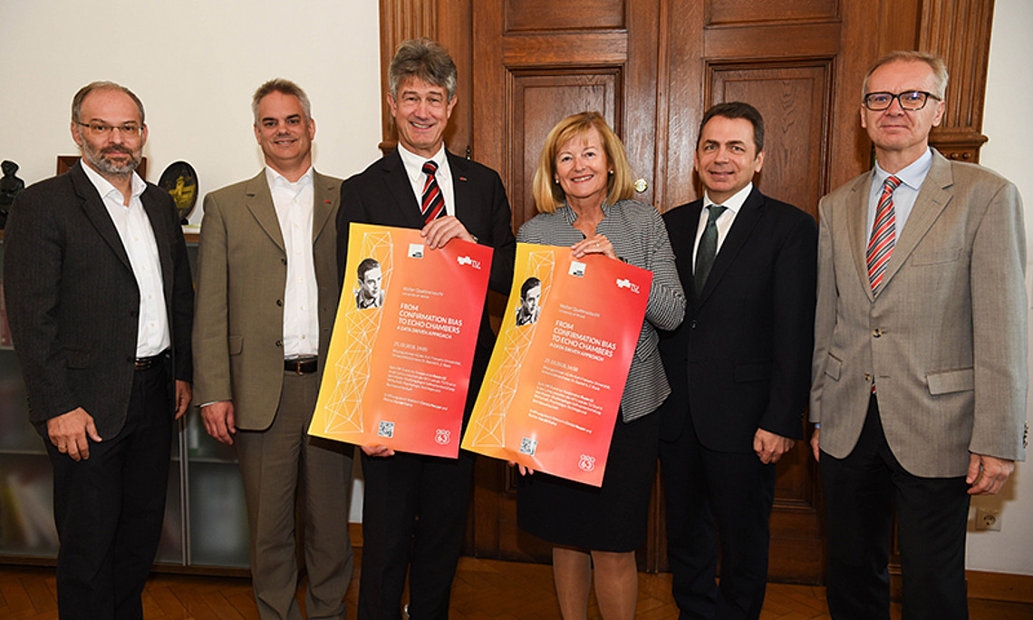 Zwei Universitäten, ein Weg auf der „Route 63": Stefan Vorbach (Professor für Unternehmensführung und Organisation), Dekan Roderick Bloem, Rektor Harald Kainz, Rektorin Christa Neuper, Dekan Thomas Foscht, Studiendekan Heinz Königsmaier (v. l.) Foto: Uni Graz/Tzivanopoulos 