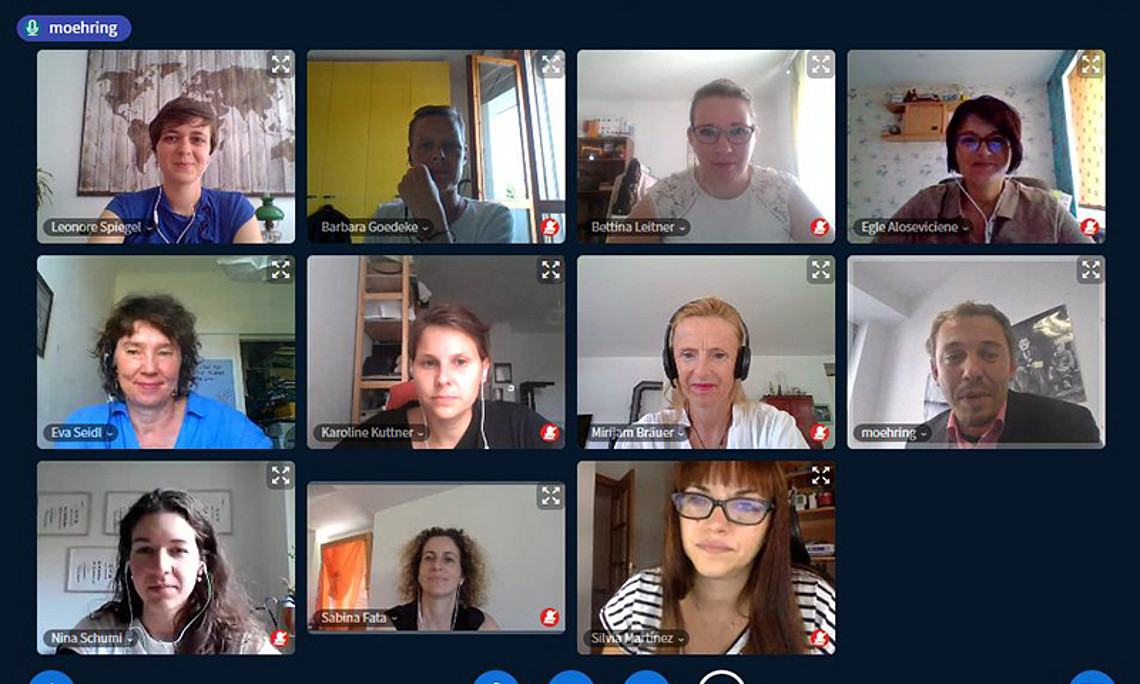 Gingen gemeinsam der deutschen Phonetik auf den Grund: Trainerin Leonore Spiegel und die Workshop-TeilnehmerInnen. Screenshot: Spiegel. 