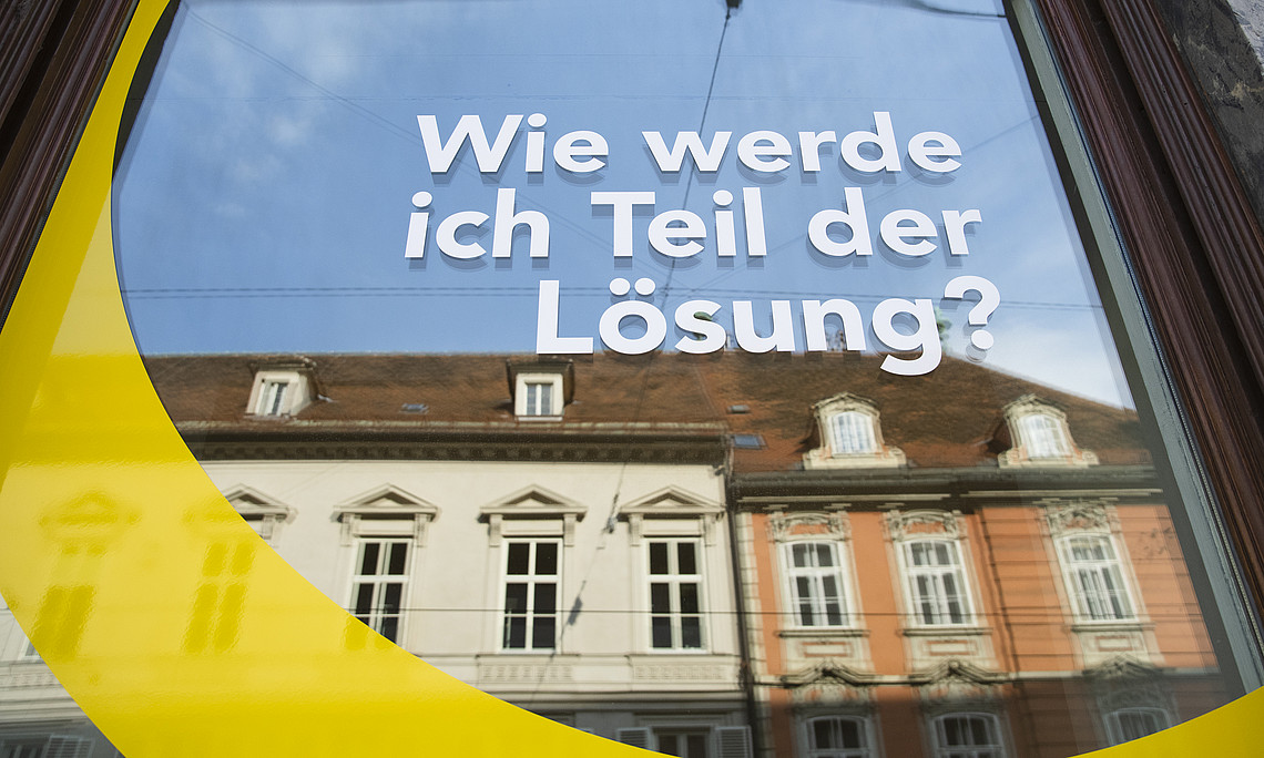 Wie wir eine lebenswerte Zukunft gestalten können, zeigen ForscherInnen der Universität Graz. Sie geben bis 15. Juni Wissens-Snacks im Pop-up-Store in der Herrengasse aus. Foto: Uni Graz/Tzivanopoulos