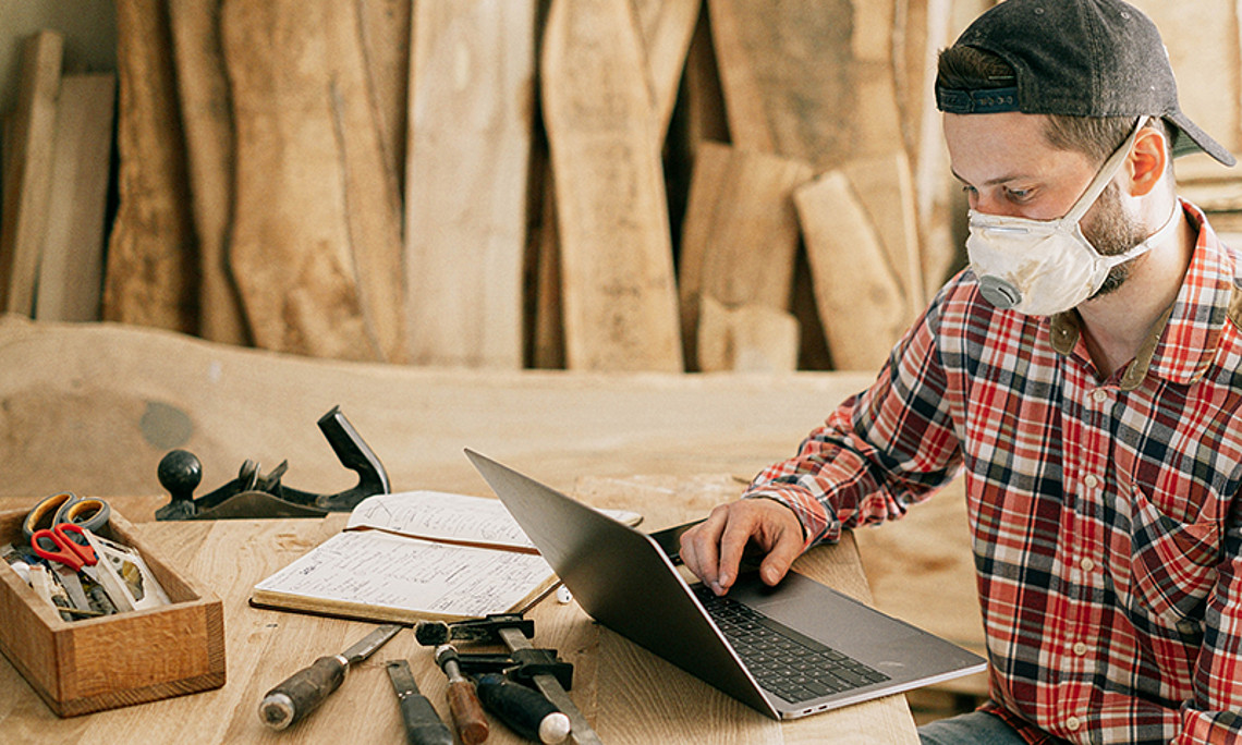 ForscherInnen der Uni Graz haben untersucht, wie Bildungsarbeit in der Holzwirtschaft funktioniert und wie sie verbessert wird. Foto: pexels.com