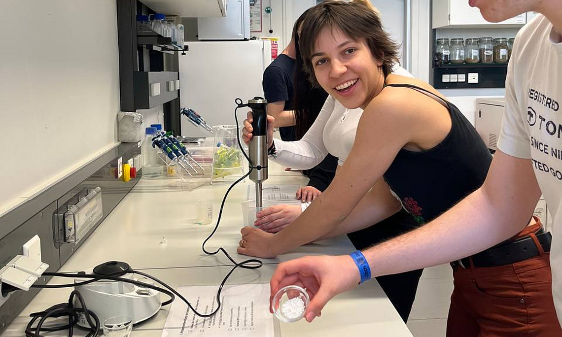 Schüler:innen beim Experimentieren