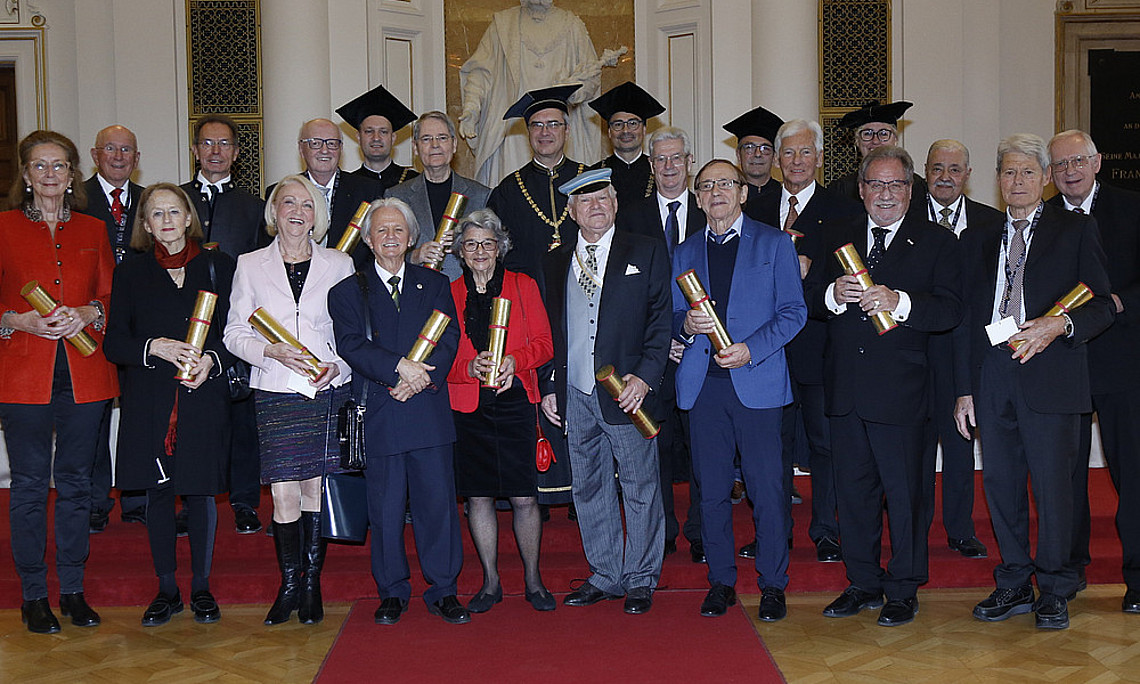 Die Jubilar:innen erneuerten ihren Eid und bekamen eine goldene Rolle mit einer besonderen Urkunde überreicht. Foto: Uni Graz/Gasser 