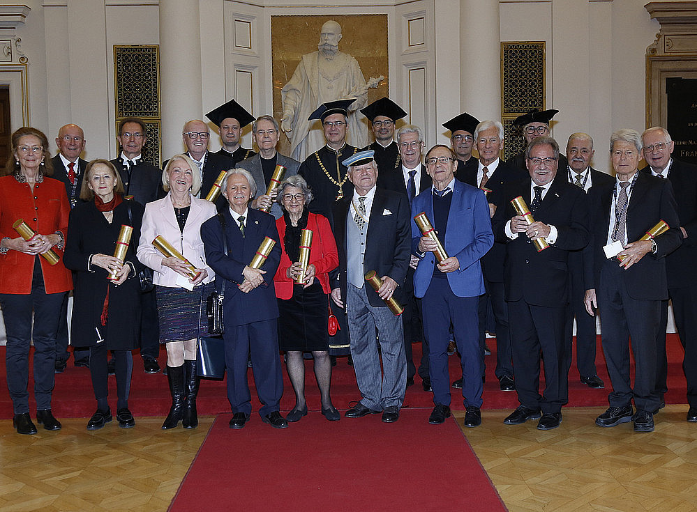 Die Jubilar:innen erneuerten ihren Eid und bekamen eine goldene Rolle mit einer besonderen Urkunde überreicht. Foto: Uni Graz/Gasser ©Foto: Uni Graz/Gasser 